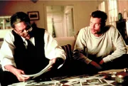 L-R: Somerset (Morgan Freeman), Mills (Brad Pitt)