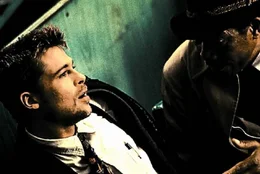 L-R: Mills (Brad Pitt) und Somerset (Morgan Freeman)
