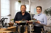 Gastgeber Björn Freitag mit Gastköchin Luisa Jordan aus Rheinhessen. Sie bereitet Miesmuscheln in fruchtiger Tomatensoße sowie Knoblauchbrot zu.