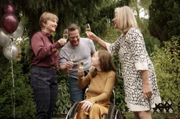 Karlas (Paula Hartmann, 2. v. re.) feiert mit ihrem Vater Harald (Aurel Manthei), Rosalie (Jutta Speidel, re.) und Margret (Ruth Reinecke) eine Gartenparty