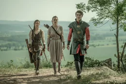 Amelia (Eli&scaron;ka Křenkov&aacute;), Prinzessin Elena (Nat&aacute;lia Germ&aacute;ni) und Prinz Jan (Marek Lambora) begeben sich zu den verbotenen Bergen, um den Fluch zu besiegen und der Zeitschleife zu entkommen.