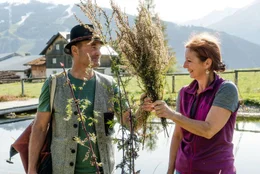 Claudia und Georg Berger ernten die letzten Kr&auml;uter vor der Winterruhe. Im Winter wird der Beifu&szlig; in den Rauhn&auml;chten verr&auml;uchert. Er soll Haus und Hof vor Unheil sch&uuml;tzen.