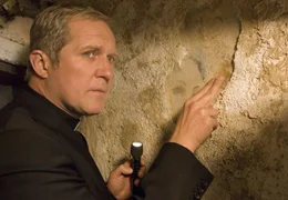 Pr&auml;lat Schwanthaler (Harald Krassnitzer) kann kaum glauben, was f&uuml;r einen Schatz er im Keller des "Weissblauen Engels" entdeckt hat...