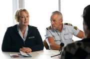 Nele Fehrenbach (Floriane Daniel, l.) und Paul Schott (Tim Wilde, r.) wundern sich über die vielen Widersprüche bei den Vernehmungen.