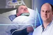 Chefarzt Dr. Andreas Gather (r.) vor Lukas, der mehrere Brüche an der Halswirbelsäule hat. (Bildcollage)