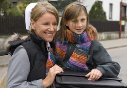 Die behinderte Lena (Lorena Dintner) hat Anna (Mariele Millowitsch) ganz besonders ins Herz geschlossen.