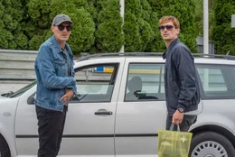 L-R: Richy (Georg Friedrich) und Tom (Christopher Sch&auml;rf) beschlie&szlig;en den Bus zu kapern.