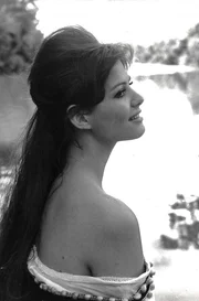 Sie wollte nie zum Film &ndash; und wurde doch zur Kinolegende. Die italienische Schauspielerin Claudia Cardinale f&uuml;hrte ein Leben, das spannender ist als so mancher ihrer erfolgreichen Filme.