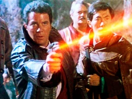 Kirk (William Shatner, l.), Scotty (James Doohan, M.) und Sulu (George Takei, r.) gelingt es, den Klingonen-Kommandanten zu &uuml;berlisten.