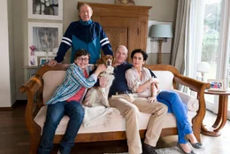 Haushund Skipper wei&szlig;, dass es in der Familie von Hanna (Marie-Lou Sellem), Martin (G&ouml;tz Schubert), Paul (Louis Althaus, l.) und Wilfried Jens (Ulrich Pleitgen, 2. v. l.) meistens harmonisch, manchmal aber auch chaotisch zugeht.
