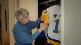 Lynda MacPherson zeigt ein altes Eishockeytrikot von ihrem Sohn Duncan mit der Nummer 13.