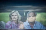 Christa (Johanna Gastdorf) und Helmut (Bernhard Sch&uuml;tz) nehmen Abschied von den Toten.