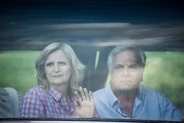 Christa (Johanna Gastdorf) und Helmut (Bernhard Sch&uuml;tz) nehmen Abschied von den Toten.