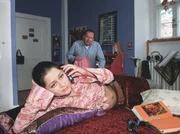 Nicki (Sarah Alles) findet, dass ihr Dad (Axel Milberg) als Hausmann eine echte Niete ist.