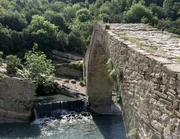 Die Langarica-Br&uuml;cke im Vjosa-Gebiet, ein wildes Naturparadies