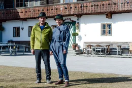 Claudia und Georg Berger ernten die letzten Kr&auml;uter vor der Winterruhe. Im Winter wird der Beifu&szlig; in den Rauhn&auml;chten verr&auml;uchert. Er soll Haus und Hof vor Unheil sch&uuml;tzen.