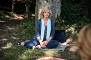 Christa (Johanna Gastdorf) absolviert das Trauerprogramm.