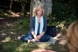 Christa (Johanna Gastdorf) absolviert das Trauerprogramm.