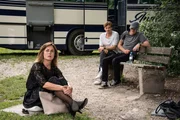 (v.li.) Hilde (Susanne Wolff) h&ouml;rt der Trauerbegleiterin zu, die Gangster Tom (Christopher Sch&auml;rf) und Richy (Georg Friedrich) warten, dass der Schlauch vom Bus repariert wird und der Bus weiterfahren kann.