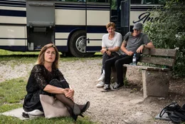 (v.li.) Hilde (Susanne Wolff) h&ouml;rt der Trauerbegleiterin zu, die Gangster Tom (Christopher Sch&auml;rf) und Richy (Georg Friedrich) warten, dass der Schlauch vom Bus repariert wird und der Bus weiterfahren kann.