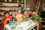 Bei Fernsehkoch Alex Kumptner dreht sich diesmal alles ums Thema Paprika. Moderator und Fernsehkoch Alex Kumptner zusammen mit den Koch-Kids: Ben, Kyra, Anika, Victoria, Fabian & Felix.