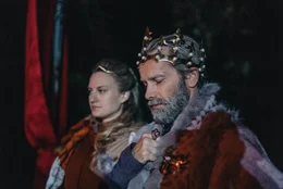 K&ouml;nig Robert VIII. (Jan R&eacute;vai, rechts) sorgt sich um seine Tochter Prinzessin Elena (Nat&aacute;lia Germ&aacute;ni, links), auf der ein Fluch lastet.