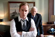 Herr M&ouml;ller sen. (Rolf Becker) stellt seinen Sohn Bernd (Patrick Heyn, links) zur Rede.