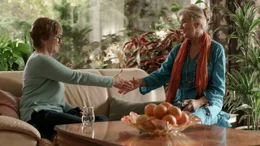 Waffenstillstand zwischen Rosalie (Jutta Speidel, re.) und ihre Schwester Margret (Ruth Reinecke).