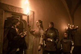 Prinzessin Elena (Nat&aacute;lia Germ&aacute;ni, rechts) trifft auf dem Weg zum Alchimisten auf Amelia (Eli&scaron;ka Křenkov&aacute;, links). Im Hintergrund die W&auml;chter Martin und Franz (Martin P&iacute;sař&iacute;k, Jakub Buba Ouv&iacute;n, v.l.n.r.)