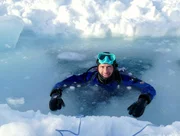 Der Meeresbiologe Uli Kunz taucht hinab in die Welt unter dem Eis &ndash; denn auch dort gibt es viel zu entdecken.