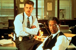 L-R: Mills (Brad Pitt) und Somerset (Morgan Freeman)