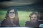 Miriam (Emily Cox) und Tom (Christopher Sch&auml;rf) nehmen Abschied von den Toten.