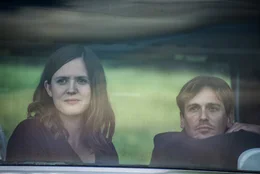 Miriam (Emily Cox) und Tom (Christopher Sch&auml;rf) nehmen Abschied von den Toten.