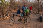 Die einheimische Dorfbev&ouml;lkerung muss oft lange Strecken bis zum n&auml;chsten Brunnen zur&uuml;cklegen. Stabile Fahrr&auml;der helfen den Menschen dabei, die schweren Lasten zu transportieren.