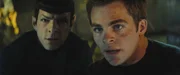 Kirk (Chris Pine, r.) und Spock (Zachary Quinto, l.) sind zun&auml;chst erbitterte Konkurrenten. W&auml;hrend sich Kirk auf sein Bauchgef&uuml;hl verl&auml;sst, geht Spock mit unerbittlicher Logik den Dingen auf den Grund. Da ger&auml;t die Besatzung der Enterprise in gro&szlig;e Gefahr ...