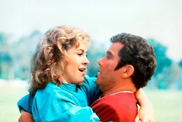 Admiral Kirk (William Shatner, r.) schafft es zum Gl&uuml;ck, das Misstrauen der Meeresbiologin Gillian Taylor (Catherine Hicks, l.) zu zerstreuen.