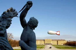 Universum: "Sch&ouml;nbrunn - Quelle der Sch&ouml;nheit", Sch&ouml;nbrunn - hier durchdringen einander Architektur und Park, Natur und Kunst. Das Schloss und seine G&auml;rten sind feudales Spiegelbild seiner einstigen Bewohner, ein Zaubergarten voller botanischer Sch&auml;tze und zugleich gez&auml;hmte Wildnis, die den Herrschaftsanspruch der Habsburger &uuml;ber Mensch und Natur entsprach. Mit seiner einzigartigen Bildtechnik entf&uuml;hrt Georg Riha den Zuseher auf eine Traumreise durch Jahrhunderte &ouml;sterreichischer Geschichte, von Maria Theresia bis Sisi. Pr&auml;sentation: Sir Peter Ustinov. Eine Dokumentation von Georg Riha.  SENDUNG: 3sat - DI - 09.06.2020 - 05:20 UHR. - Veroeffentlichung fuer Pressezwecke honorarfrei ausschliesslich im Zusammenhang mit oben genannter Sendung oder Veranstaltung des ORF bei Urhebernennung.