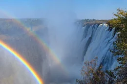Die Gischt der Wassermassen und die zuverl&auml;ssig scheinende Sonne lassen an den Victoriaf&auml;llen regelm&auml;&szlig;ig Regenb&ouml;gen entstehen.
