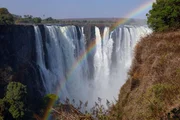 Die Victoriaf&auml;lle geh&ouml;ren zu den spektakul&auml;rsten Naturwundern Afrikas. Auf einer Breite von rund 1700 Metern st&uuml;rzen die Wassermassen in die Tiefe &ndash; kein anderer Wasserfall ist breiter.