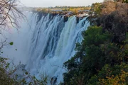 Die Wassermenge der Victoriaf&auml;lle schwankt im Jahresverlauf erheblich. Nach der Regenzeit erreichen sie gewaltige Ausma&szlig;e, ein halbes Jahr sp&auml;ter sind gro&szlig;e Bereiche der Felsen trockengefallen.