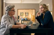 Romy Heiland (Christina Athenstädt, r.) hat Schwierigkeiten, ihre Enttäuschung darüber zu verbergen, dass ihre Mutter Karin Heiland (Peggy Lukac, l.) ihr eine Halbschwester verschwiegen hat.
