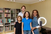 Familie Volk in ihrem Wohnzimmer. Von links: Neo, Oliver, Ruby und Elke.