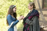 Tränenreicher Abschied von der Waldfrau. Die Waldfrau (Sophie von Kessel, re.) überreicht Prinzessin Amélie (Leonie Brill) ein Säckchen mit Salz für ihren Vater.