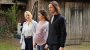 Noch wissen Patrick Heuser (Ralph Kretschmar, rechts) und seine hochschwangere Freundin Jenny (Amina Hafiz, Mitte) nicht, dass Nele Fehrenbach (Floriane Daniel) Polizistin ist.