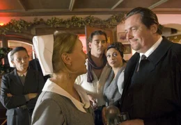 Anna (Mariele Millowitsch, vorne), Kristos (Martin Feifel, 3.v.re.), Oberin Schwertfeger (Karin Neuh&auml;user, li.) und "Engel" Xana (Michou Pascale Anderson) sind drauf und dran, den Baul&ouml;wen Breitmoser (Andreas Giebel) in die Knie zu zwingen.