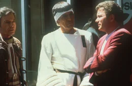 Noch fremdeln Kirk (William Shatner, r.), Spock (Leonard Nimoy, M.) und Pille (DeForest Kelley, l.) etwas mit der Erde des Jahres 1986.