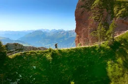 Wanderer Armin Schelbert &uuml;berquert eine Br&uuml;cke mit atemberaubender Aussicht.