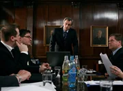 Der Banker Niels Halle (Bjorn Willberg Andersen, Mitte) plant eine lukrative Fusion.