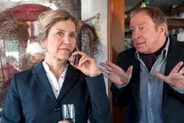 Mit der resoluten Frau Sch&ouml;ps (Marita Breuer) hat Wilfried Jens (Ulrich Pleitgen) einen guten Fang gemacht.