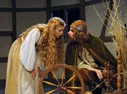 In allergrößter Not erscheint Lisa, der armen Müllerstochter, ein Fremder im geheimnisvollen Gewand. Er verspricht ihr zu helfen, Stroh zu Gold zu spinnen, aber das nicht ohne Gegenleistung! In allergrößter Not erscheint Lisa, der armen Müllerstochter, ein Fremder im geheimnisvollen Gewand. Er verspricht ihr zu helfen, Stroh zu Gold zu spinnen, aber das nicht ohne Gegenleistung!